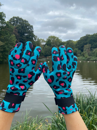 Eco-friendly neoprene wild swimming gloves: Leopard