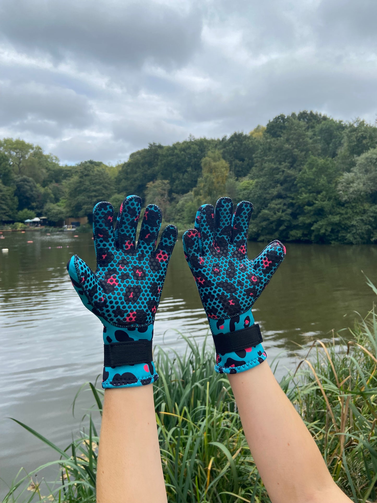 Eco-friendly neoprene wild swimming gloves: Leopard