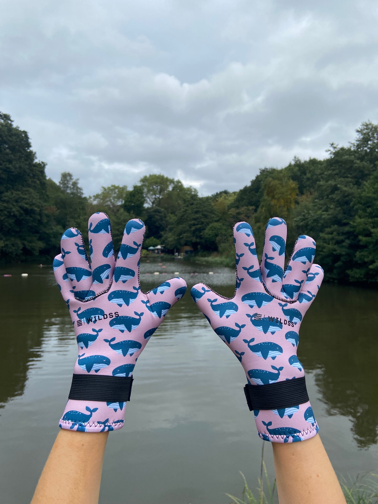 Eco-friendly neoprene wild swimming gloves: Humpback